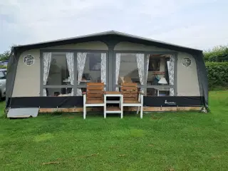 Campingvogn med fortelt og værkstedstelt