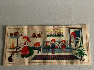 Juleophæng broderet 22 cm høj, 47 cm bred. 70år gl