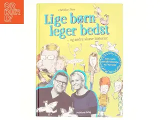 Lige børn leger bedst : og andre skæve historier af Christine Skou (Bog)