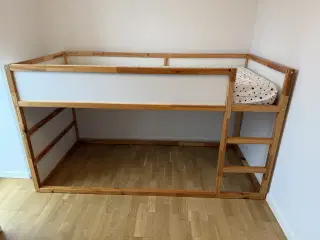 Halvhøj seng sælges med madras og 2sengetelte