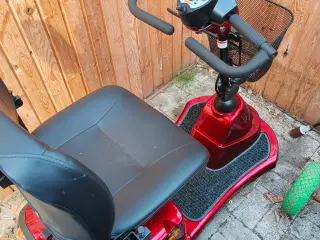 El scooter Jupiter M3A gi et bud 