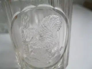 9 gamle børneglas med hank og motiver
