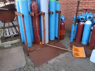 2 stk. opbevaring til gasflasker (gasflasker medfølger ikke)