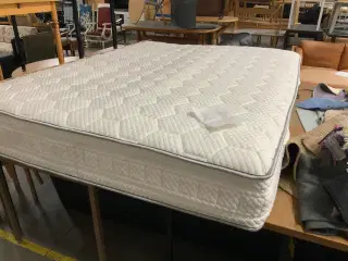 Madras benyttet 3 mdr. u/pletter o.l.