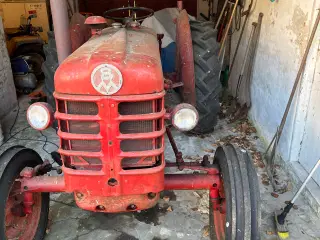 Traktor -Volvo krabat. Skal sættes i stand.