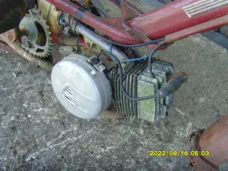 Gammel knallert stel og motor
