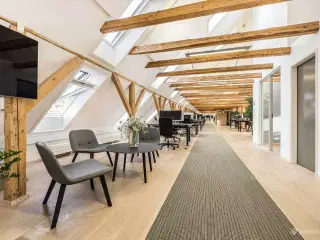 Sublimt kontorlejemål tæt på Glostrup Station med fælles kantine og konferencerum.