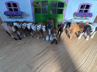 Schleich Stald, vaskeplads og bil + hestetrailer