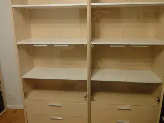 Reoler med glaslåger og skuffer