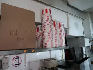 Rustfri stålhylde med indhold