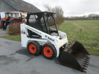 - - - BRUGTE MASKINER KØBES KONTANT!
