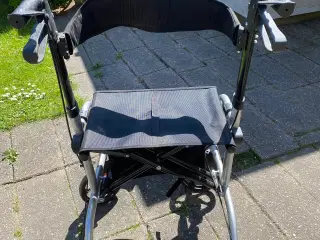 Kombineret rollator og kørestol