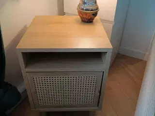 Smukt sengebord, helt som ny!
