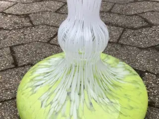 Glasvase med smuk form og dekoration