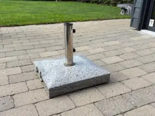 Terrasseparasol grå med granitfod.