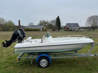 Styrepultbåd med bådtrailer og 25 hk påhængsmotor