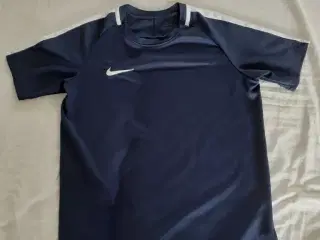 Nike T-shirt str 147-158 cm
