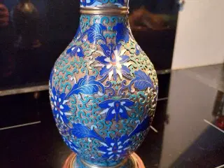 FLOT KINESISK CLOISONNE vase på træstand