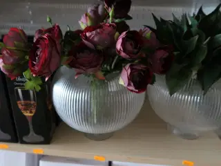 2 stk. vaser med div. Kunstige blomster