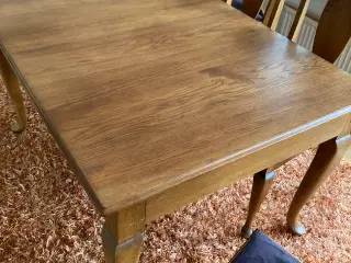 Gammelt spisebord med stole