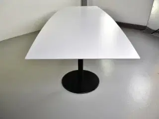 Pedrali konferencebord med hvid tøndeformet bordplade