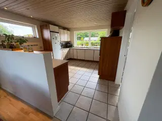 Stort køkken i hvid med kirksebærkanter