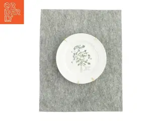 Pynte tallerken på Holder fra Lise Porcelæn (str. Ø:20)