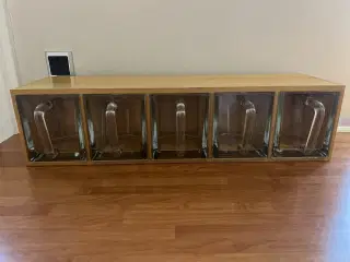 Flot retro hylde med glas skuffer
