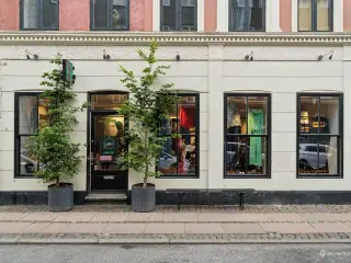 Indbydende butikslejemål med særdeles attraktiv beliggenhed i hjertet af Vesterbro