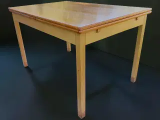 Udtræksbord i eg og teak med udtræk