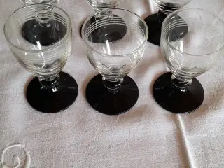 7  Holmegaard glas på sort fod er fra 1930èrne.
