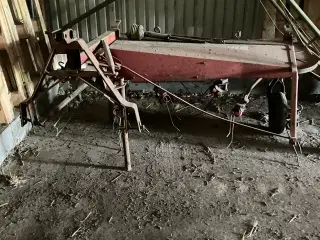 Hø vender