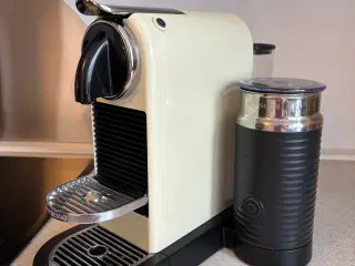 Nespresso kaffemaskine med mælkeskummer