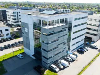 196 m² kontor med dejligt lysindfald