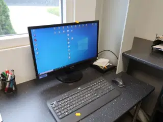 Computer FUJITSU Esprimo G558 med computerskærm PHILIPS 243V