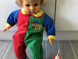 Sød puslebaby-dukke sælges