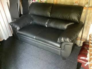 To personers sofa i kunstlæder