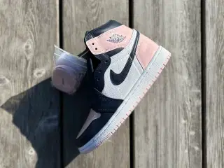 Jordan 1 High “Atmosphere” (W) i str. 37.5