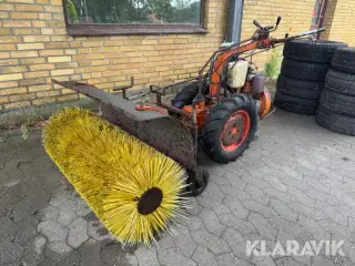 Redskabsbærer med kost