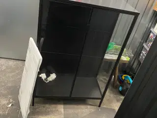 IKEA skab i sort. Glas hylder og lys.