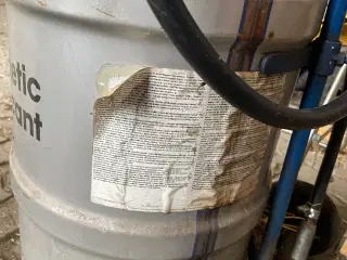 Pumpe med olietønde 