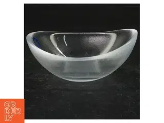 Glasskål fra Royal Copenhagen (str. Størrelsen er ikke angivet, men fadet ser større ud end en almindelig tallerken.)