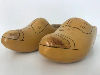 Et sæt vintage træsko