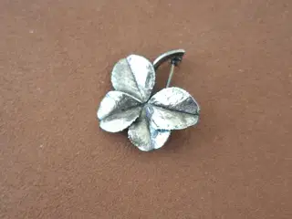Forgyldt broche 