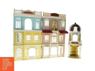 Stormagasin med en masser af tilbehør fra Sylvanian (str. 50 x 25 x 27 cm (lukket) )