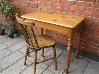 Gammelt køkken/computerbord + stol