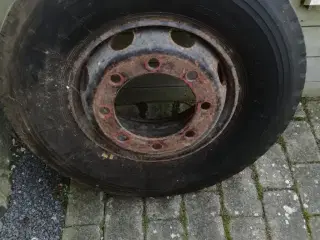 Lastvognsfælg med dæk