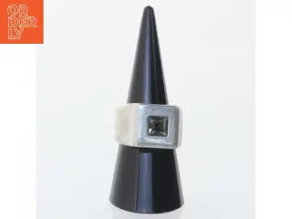 Sort ring med kvadratisk sten fra Dyrberg Kern (str. Diameter 2 cm)