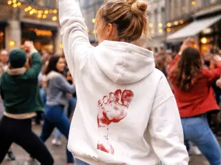 Hvid sweatshirt fra Dansens dage 2011. I god stand