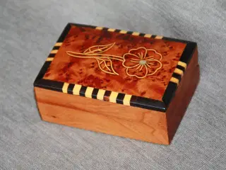 Lille træ skrin  10,5 cm x 7 cm x 4,5 cm